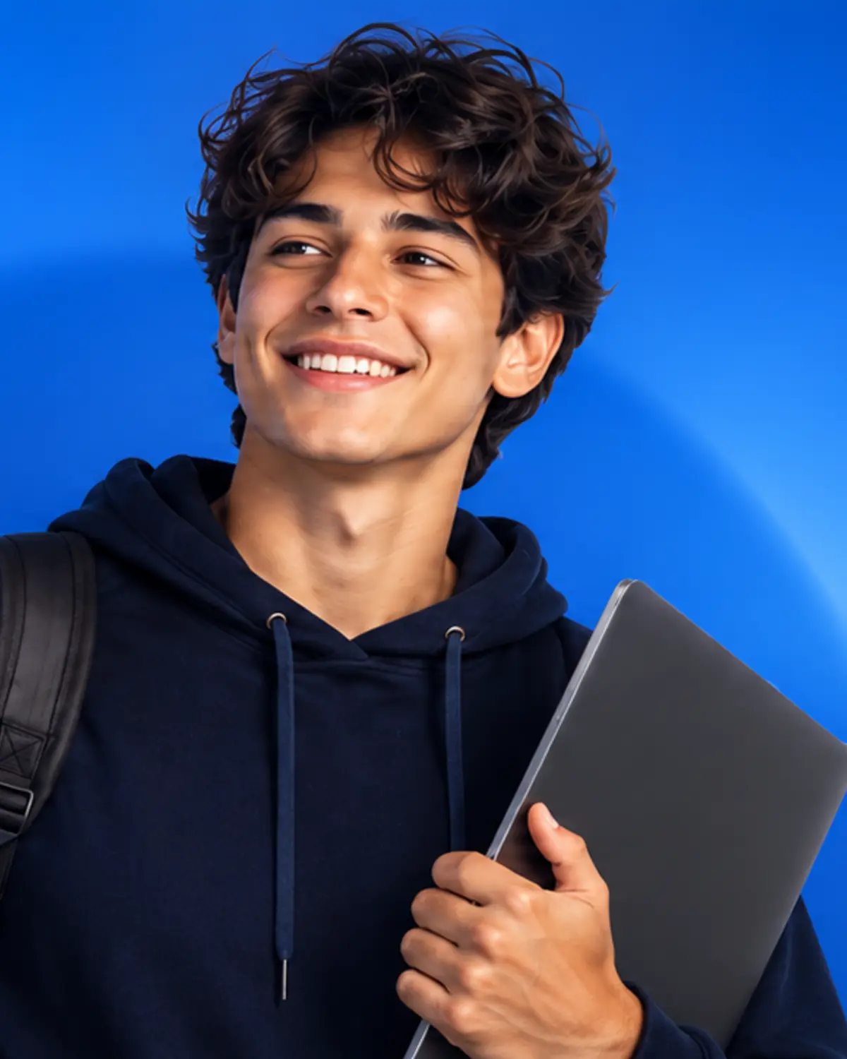 Jovem sorrindo usando notebook em ambiente de coworking